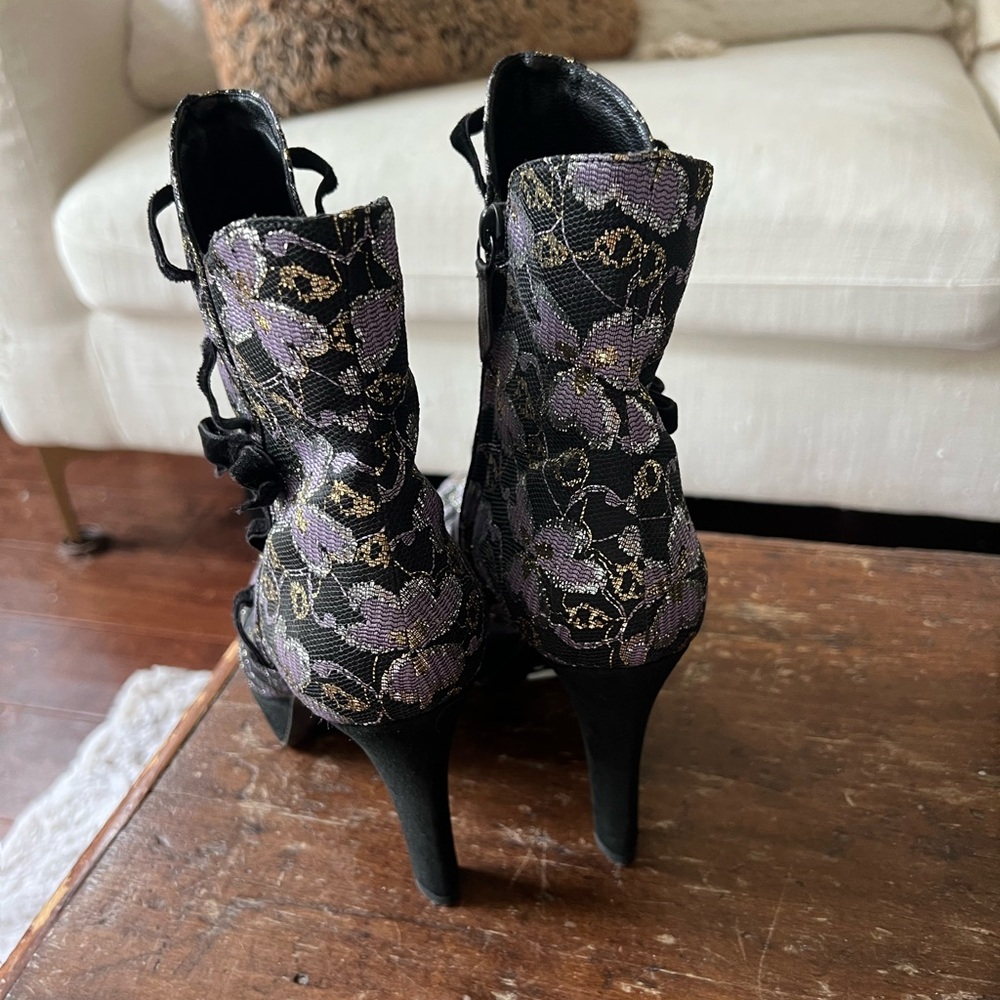 Boots - Picture 5 of 6